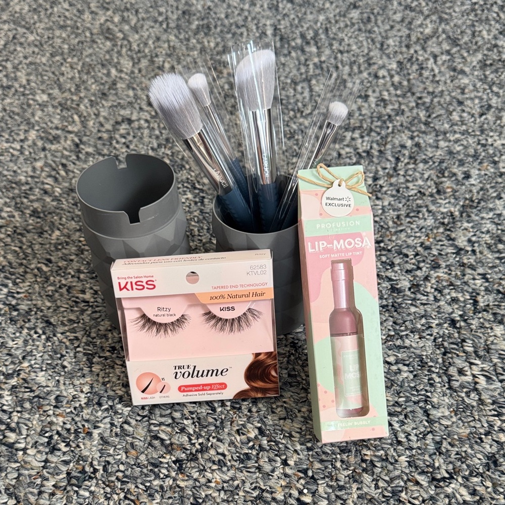 Laruce Makeup Brush Set with Lip Gloss and False Lashes